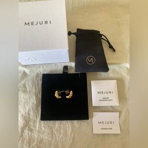 Mejuri gold crossaint huggies